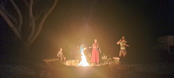 Večer u táboráku s česko-polskou rodinkou. Foto: Olga Zrcková